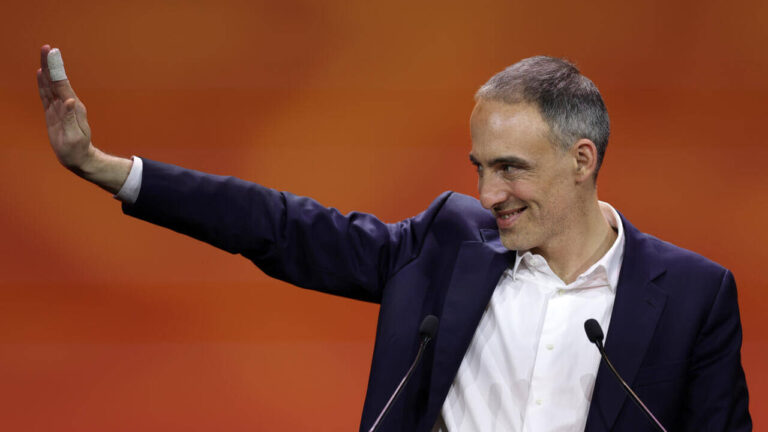 Raphaël Glucksmann fortune, parcours et stratégies d’un intellectuel engagé